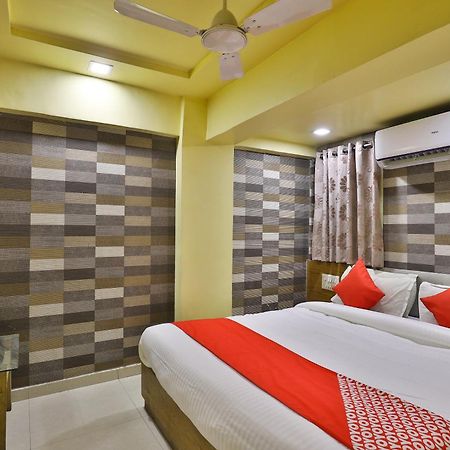 Spot On Hotel Shreeji Palace อาเมดาบัด ภายนอก รูปภาพ
