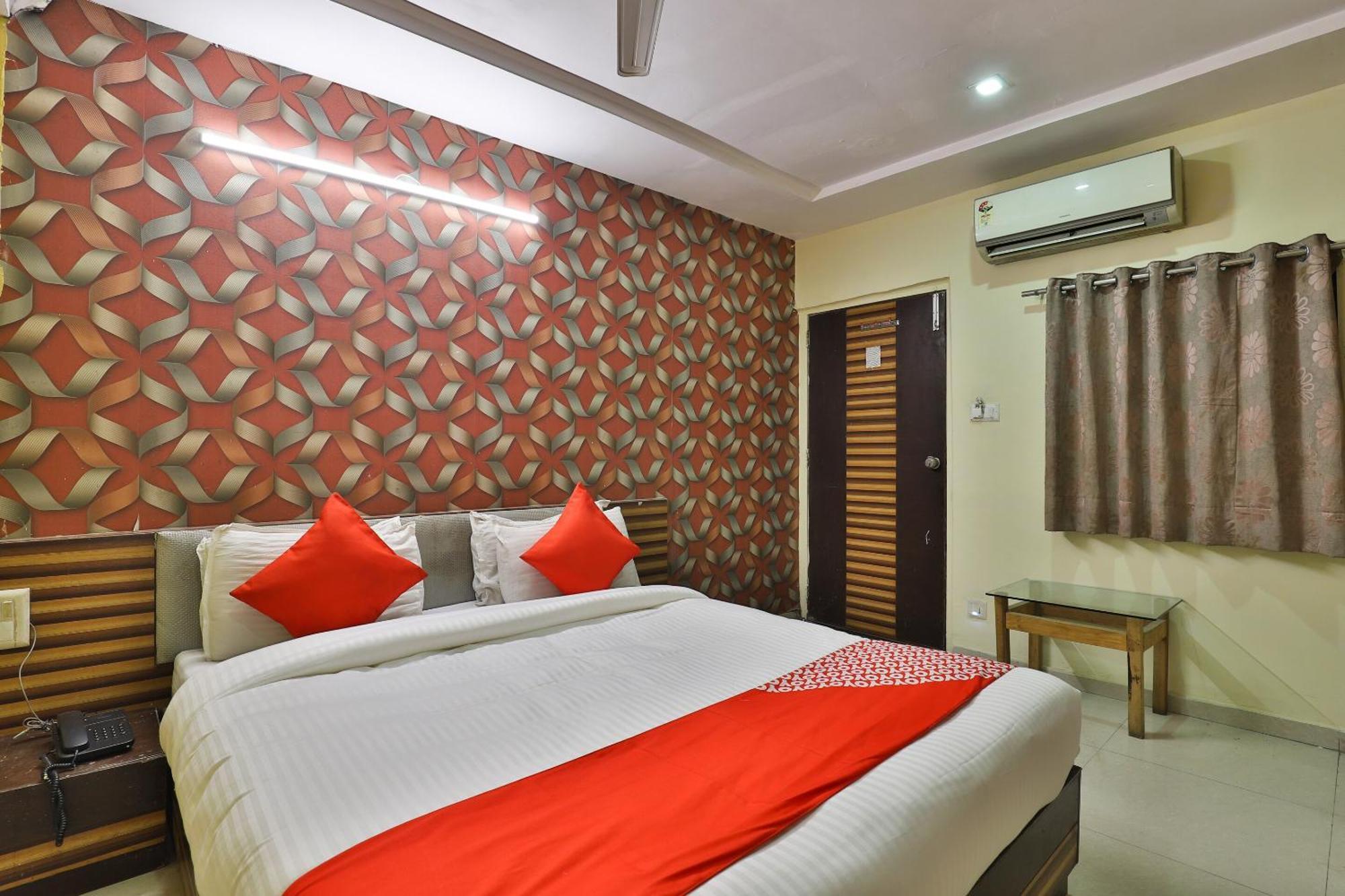 Spot On Hotel Shreeji Palace อาเมดาบัด ภายนอก รูปภาพ