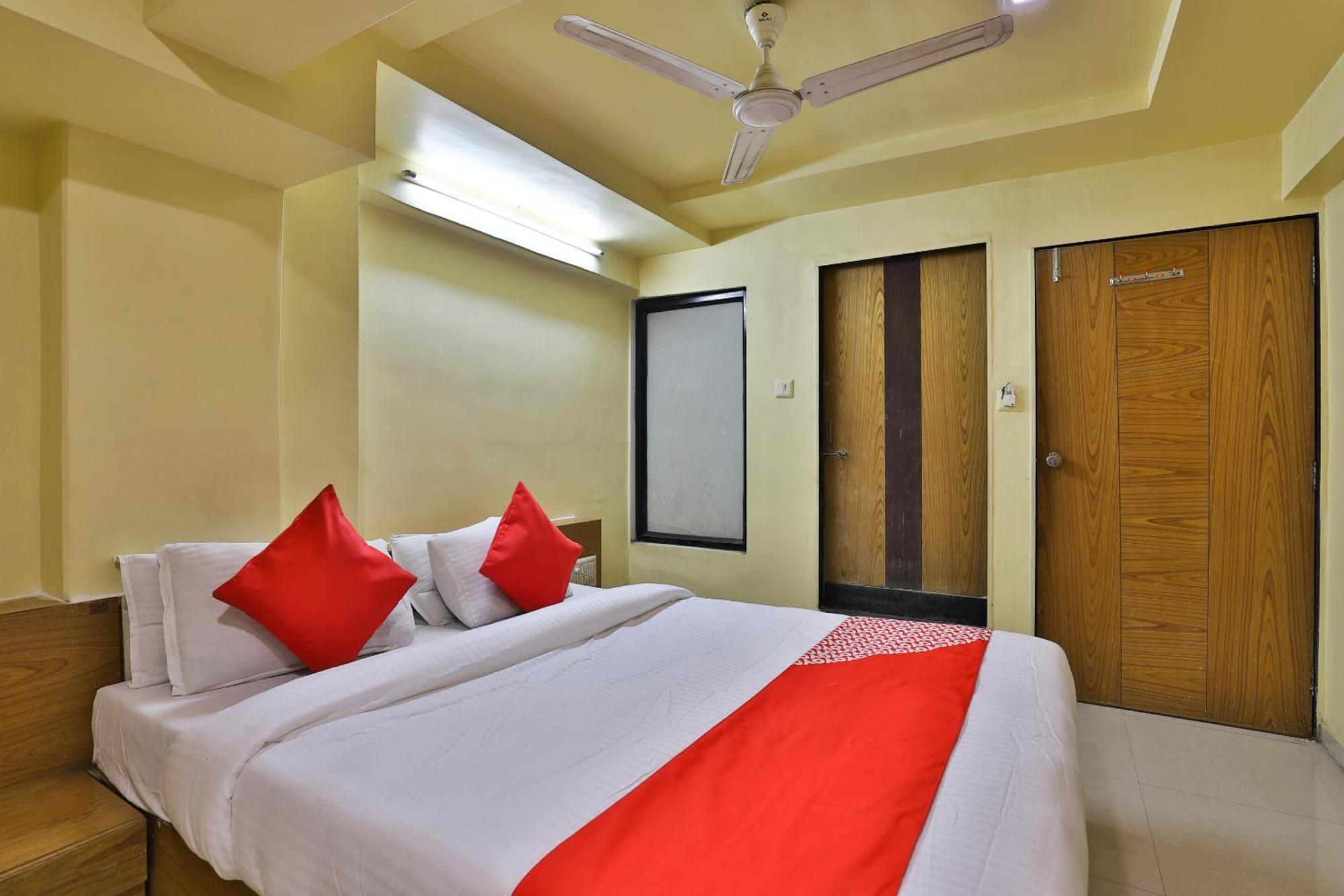 Spot On Hotel Shreeji Palace อาเมดาบัด ภายนอก รูปภาพ