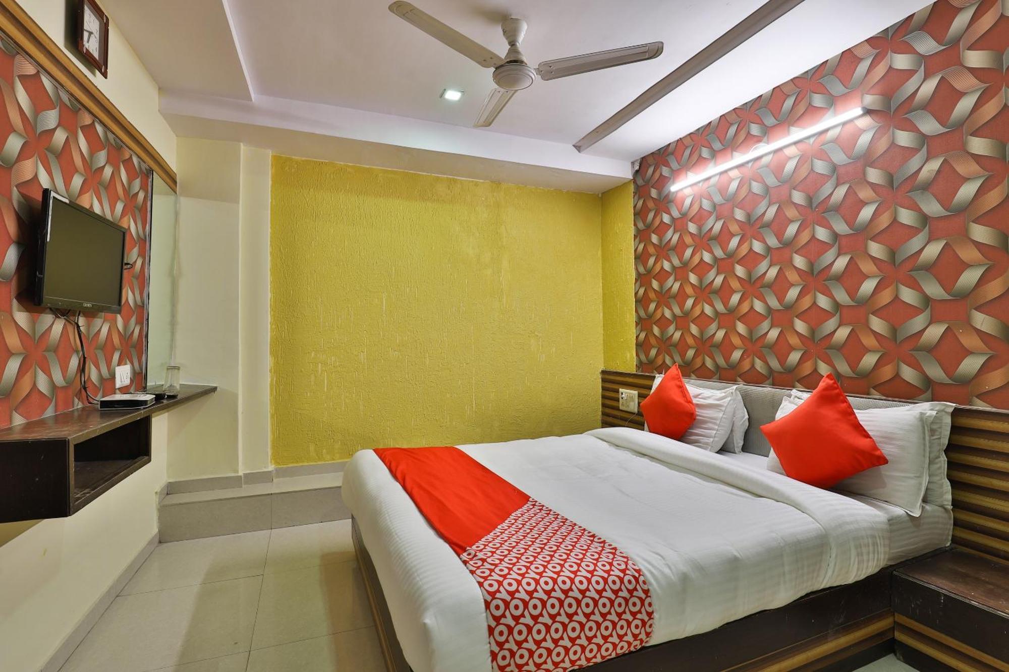 Spot On Hotel Shreeji Palace อาเมดาบัด ภายนอก รูปภาพ