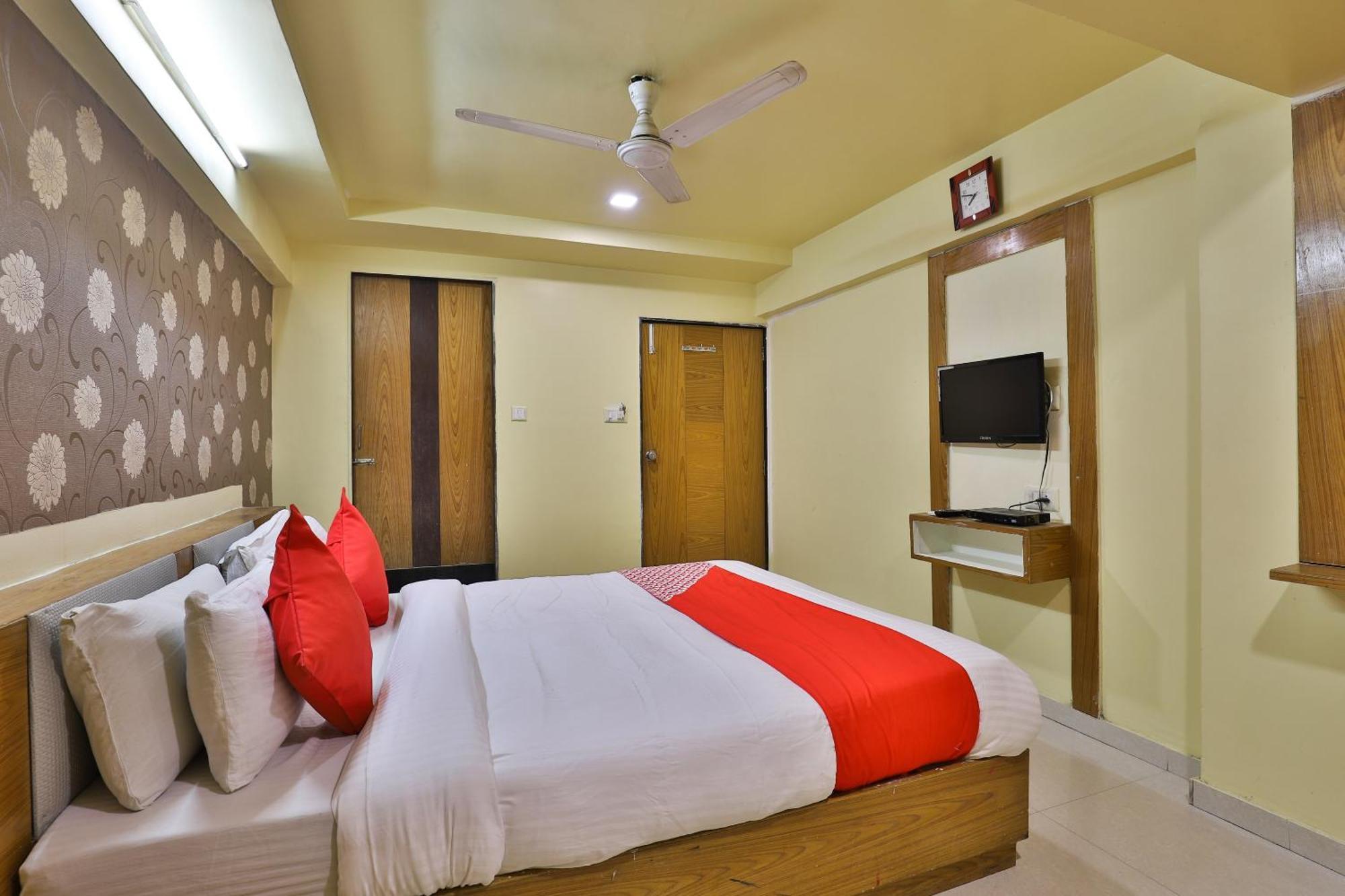 Spot On Hotel Shreeji Palace อาเมดาบัด ภายนอก รูปภาพ