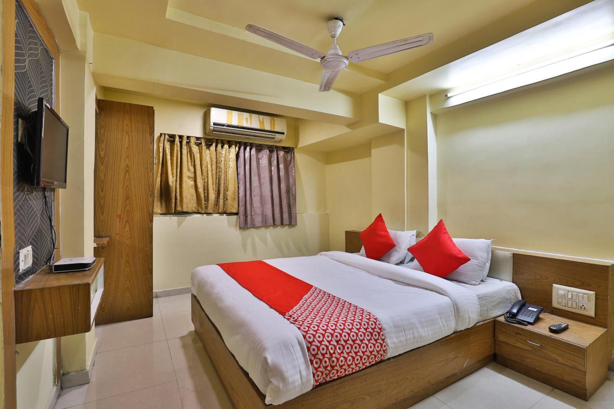 Spot On Hotel Shreeji Palace อาเมดาบัด ภายนอก รูปภาพ